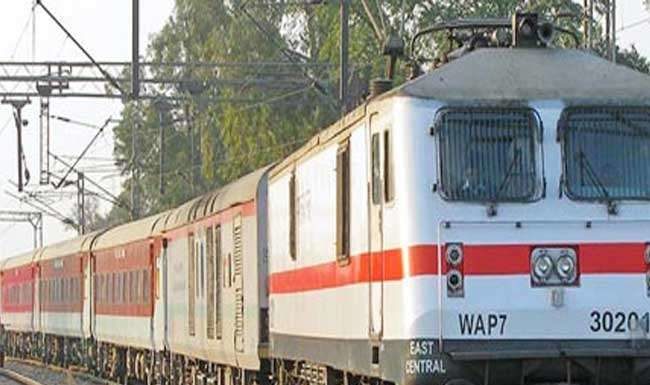 डर के साए में पावर के पीछे चली ट्रेनें, कई गाड़ियां हुई रवाना
