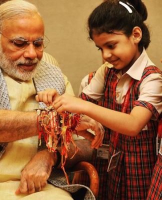 PM मोदी को राखी बंधनने पाकिस्तानी बहन दिल्ली पहुंची