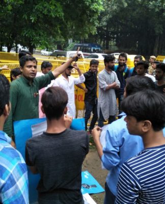 बाढ पिड़ीत कि मदद के लिए दिल्ली के समाजिक संगठनों ने बिहार भवन का किया घेराव