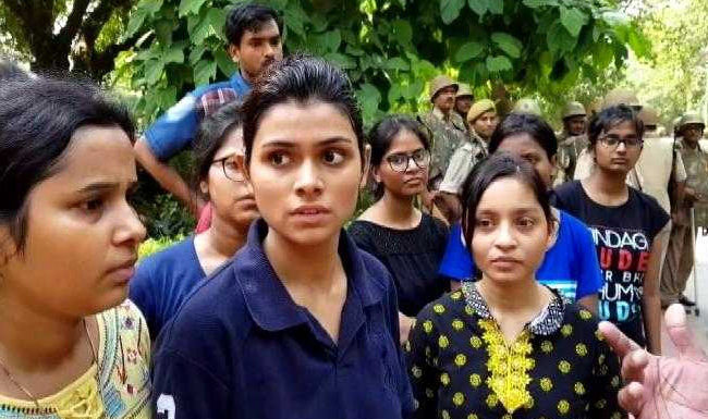 BHU में लाठीचार्ज के बाद तनाव बरकरार, वाराणसी के सभी डिग्री कॉलेज बंद किए गए