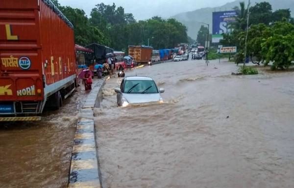 मुंबई में फिर आफत की बारिश, सहमे लोग, हाई अलर्ट जारी
