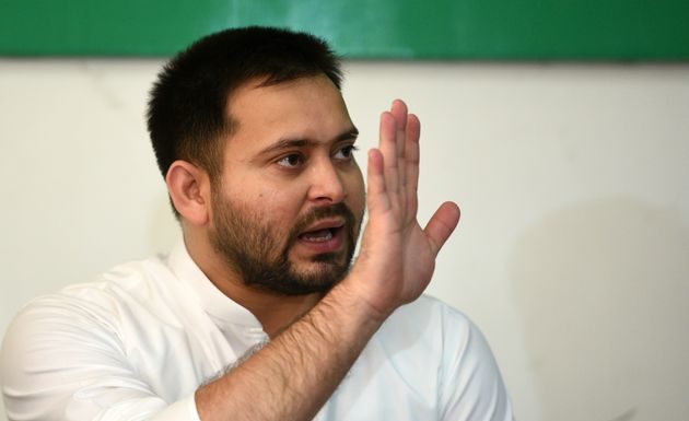 दिल्ली पुलिस ने कांस्टेबल (मिनिस्ट्रियल) के 554 पदों पर नियुक्तियां करने के लिए आवेदन आमंत्रित किए हैं। ये भर्तियां ग्रुप-सी के तहत सीधी भर्ती के आधार पर होंगी। इन पदों के लिए पुरुष और महिला, दोनों अभ्यर्थी आवेदन के योग्य हैं। नियुक्ति होने पर उम्मीदवार 01 जनवरी 2004 से केंद्रीय सरकारी की सेवाओं में आने वाले नए व्यक्तियों के लिए लागू नई पुनर्गठित परिभाषित अंशदायी पेंशन योजना के अनुसार पेंशन के हकदार होंगे। इच्छुक उम्मीदवार 14 अक्टूबर से आवेदन कर सकेंगे। आवेदन ऑनलाइन करना होगा, जिसकी अंतिम तिथि 13 नवंबर 2019 है। पद, योग्यता और आवेदन से संबंधित अन्य सभी जानकारियां इस प्रकार हैं : हेड कांस्टेबल/ मिनिस्टेरियल, कुल पद : 554 (उपलब्ध रिक्तियों का वर्गीकरण) ::: पुरुष, कुल पद : 372 – अनारक्षित : 140 – ईडब्ल्यूएस : 37 – ओबीसी : 86 – एससी : 56 – एसटी : 53 ———– ::: महिला, कुल पद : 182 – अनारक्षित : 69 – ईडब्ल्यूएस : 18 – ओबीसी : 42 – एससी : 27 – एसटी : 26 यहां देखें पूरा Delhi Police head constable clerk Notification योग्यता : मान्यता प्राप्त स्कूल शिक्षा बोर्ड/संस्थान से बारहवीं पास होना चाहिए। – कंप्यूटर पर इंग्लिश टाइपिंग स्पीड 30 और हिन्दी में 25 शब्द प्रति मिनट हो। वेतनमान : 25,500 से 81,100 रुपये। आयु सीमा – न्यूनतम 18 वर्ष और अधिकतम 25 वर्ष। आयुसीमा का निर्धारण 01 जुलाई 2019 के आधार पर किया जाएगा। – अधिकतम आयु सीमा में एससी/ एसटी आवेदकों को पांच वर्ष और ओबीसी आवेदकों को तीन वर्ष की छूट मिलेगी। शारीरिक मानदंड – कद (पुरुष) 165 सेंटीमीटर। एसटी और पहाड़ी क्षेत्र के आवेदकों के लिए 160 सेंटीमीटर। – कद (महिला) 157 सेंटीमीटर। एसटी और पहाड़ी क्षेत्र के आवेदकों के लिए 152 सेंटीमीटर। – सीना (अनारक्षित व पहाड़ी पुरुष) – न्यूनतम 78 सेंटीमीटर। फुलाने पर 82 सेंटीमीटर हो। – एसटी और पहाड़ी क्षेत्र के आवेदकों के लिए को पांच सेंटीमीटर की छूट प्रदान की जाएगी। – वजन कद और उम्र के सही अनुपात में हो। चयन प्रक्रिया – योग्य उम्मीदवारों का चयन कंप्यूटर बेस्ड एग्जाम (सीबीई), शारीरिक दक्षता और मानदंड परीक्षा, टाइपिंग टेस्ट और कंप्यूटर फॉर्मेटिंग टेस्ट के जरिए होगा। – सीबीई के लिए 100 अंक और टाइपिंग टेस्ट के लिए 25 अंक निर्धारित हैं। जबकि शारीरिक दक्षता और मानदंड परीक्षा तथा कंप्यूटर फॉर्मेटिंग टेस्ट क्वालिफाइंग प्रकृति का होगा। – कंप्यूटर बेस्ड एग्जाम में 100 प्रश्न होंगे। प्रत्येक के लिए एक अंक निर्धारित हैं। प्रश्नपत्र में पांच भाग होंगे। पहले भाग में जनरल अवेयरनेस के 20, दूसरे भाग में क्वांटिटिव एप्टीट्यूड के 20, तीसरे भाग में जनरल इंटेलिजेंस के 25 प्रश्न होंगे। – चौथे भाग में इंग्लिश लैंग्वेज के 25 और पांचवें भाग में कंप्यूटर नॉलेज के 10 प्रश्न होंगे। इन्हें हल करने के लिए 90 मिनट का समय दिया जाएगा। – इसमें सफल उम्मीदवारों को शारीरिक दक्षता और मानदंड परीक्षा के लिए बुलाया जाएगा। इसमें उत्तीर्ण रहे अभ्यर्थियों को टाइपिंग टेस्ट और कंप्यूटर फॉर्मेटिंग टेस्ट देना होगा। – अंतिम मेरिट लिस्ट सीबीई और कंप्यूटर टाइपिंग टेस्ट में प्राप्त अंकों के आधार पर तैयार की जाएगी। – फिर मेडिकल जांच होगी। पूरी तरह से स्वस्थ उम्मीदवारों को ही पद पर नियुक्त किया जाएगा। शारीरिक दक्षता परीक्षा का स्वरूप पुरुषों के लिए – दौड़ : 1600 मीटर की दूरी पुरुष अभ्यर्थियों को सात मिनट में पूरी करनी होगी। – लॉन्ग जंप : साढ़े बारह फुट – हाई जंप : साढ़े तीन फुट महिलाओं के लिए – दौड़ : 800 मीटर की दौड़ पांच मिनट में पूरी करनी होगी। – लॉन्ग जंप : नौ फुट – हाई जंप : तीन फुट आवेदन शुल्क – 100 रुपये। इसका भुगतान एसबीआई चालान के माध्यम से करना होगा। – नेट बैंकिंग/ क्रेडिट कार्ड/ डेबिट कार्ड से भी शुल्क अदा कर सकते हंै। – एससी/ एसटी और महिलाओं को शुल्क से छूट प्राप्त होगी। आवेदन प्रक्रिया – वेबसाइट (http://delhipolice.nic.in) पर लॉगइन करें। यहां होमपेज पर आपको रिक्रूटमेंट विकल्प दिखाई देगा। इस पर क्लिक करें। – इससे वेबपेज खुल जाएगा। यहां Direct recruitment for the post of Head Constable(Ministerial) in Delhi Police Exam., 2019…. लिंक पर क्लिक करें। – इस तरह पद संबंधित विज्ञापन खुल जाएगा। इसमें दी गई सभी जानकारियां ध्यान से पढ़ लें और अपनी योग्यता जांच लें। इसके बाद On-line application form लिंक पर क्लिक करें। अब रजिस्ट्रेशन फॉर्म खुलेगा। इसमें मांगी गई सभी जानकारियां सावधानी से दर्ज करें। – रजिस्ट्रेशन प्रक्रिया पूरी होने के बाद आपको ई-मेल और मैसेज के जरिए लॉगइन आईड और पासवर्ड प्राप्त होगा। इनकी मदद से लॉगइन करें। फिर अपनी पासपोर्ट साइज फोटो और सिग्नेचर स्कैन करके अपलोड करें। इसके बाद अन्य सभी जानकारियां दर्ज कर फॉर्म को सब्मिट कर दें। – इस तरह पेमेंट विंडो खुल जाएगी। आवेदक अपनी श्रेणी के अनुसार शुल्क का भुगतान कर दें। पेमेंट करने के बाद अंत में प्रिंट ऑप्शन नजर आएगा। इस पर क्लिक कर आवेदन का प्रिंटआउट निकालकर अपने पास सुरक्षित रख लें।