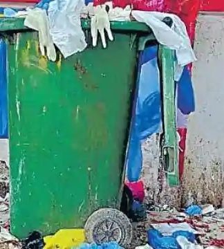 खुले में फेंका जा रहा आइसोलेशन वार्ड और क्वारंटीन सेंटर से निकल रहे कचरे को
