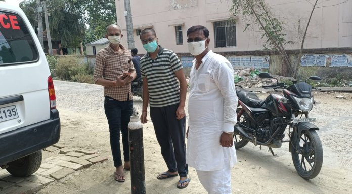 कोरोना में जरूरतमंदों को ऑक्सिजन सिलिंडर और एम्बुलेंस पहुँचा रहे हैं सिकंदर आलम