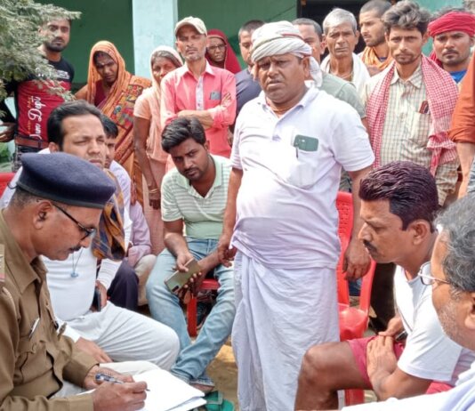 कागजी कार्यवाई करते पतौना थाना प्रभारी