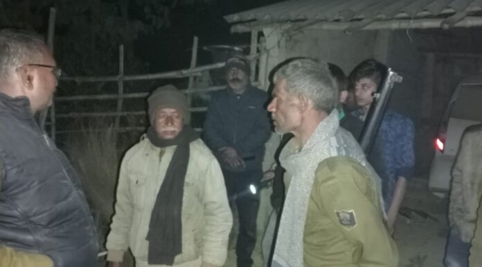 अज्ञात वाहन की ठोकर में स्कूटी सवार तीन लोग घायल
